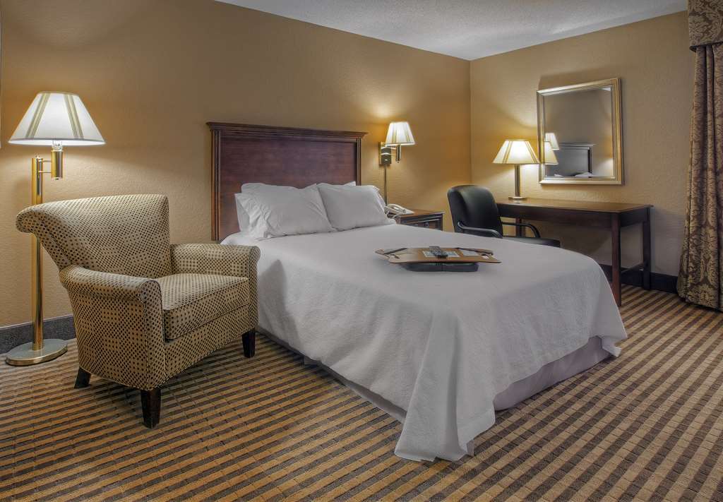 Hampton Inn Bristol Rum bild